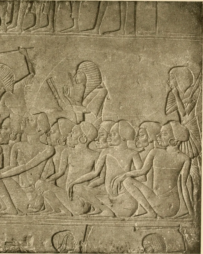 An illustration from Die Plastik der Ägypter, 1922, leaf 226
