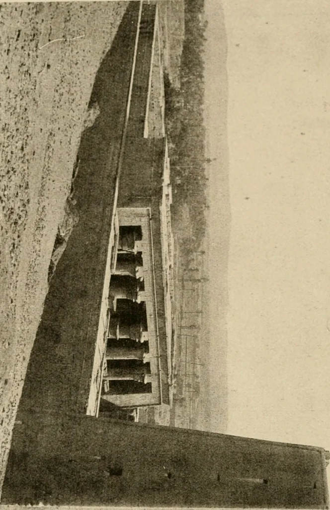 An illustration from Die Plastik der Ägypter, 1922, leaf 79