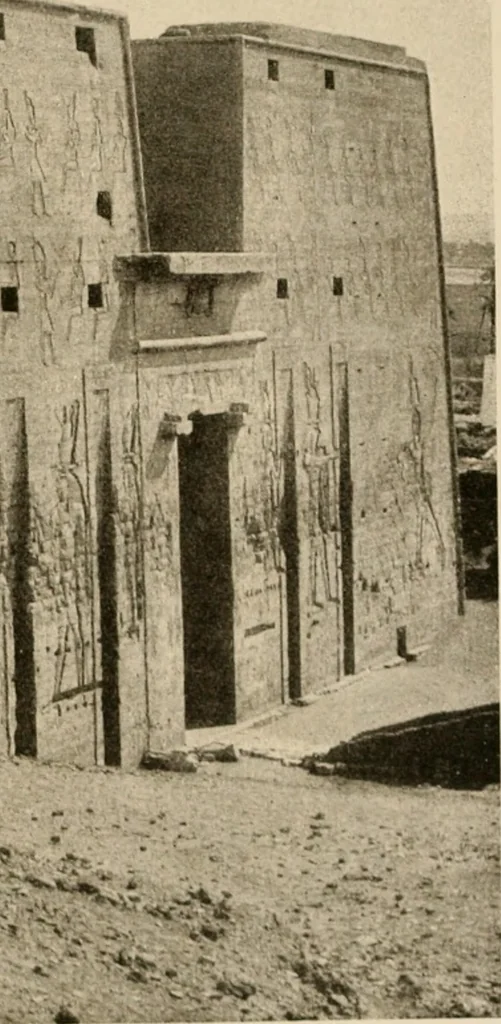 An illustration from Die Plastik der Ägypter, 1922, leaf 79