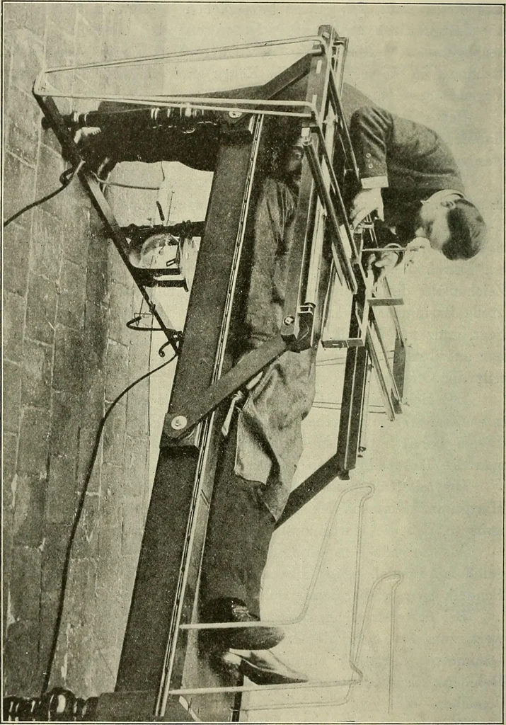 An illustration from Die Röntgentechnik : Lehrbuch für Ärzte und Studierende, 1906, leaf 375