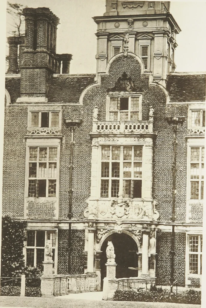 An illustration from Early renaissance architecture in England : a historical and descriptive account of the Tudor, Elizabethan, and Jacobean periods, 1500-1625 : for the use of students and others, 1914, leaf 176