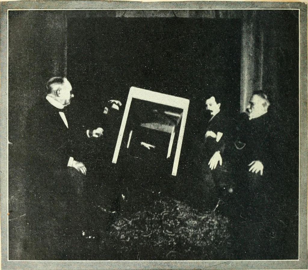An illustration from Eusapia Palladino and her phenomena, 1909, leaf 388