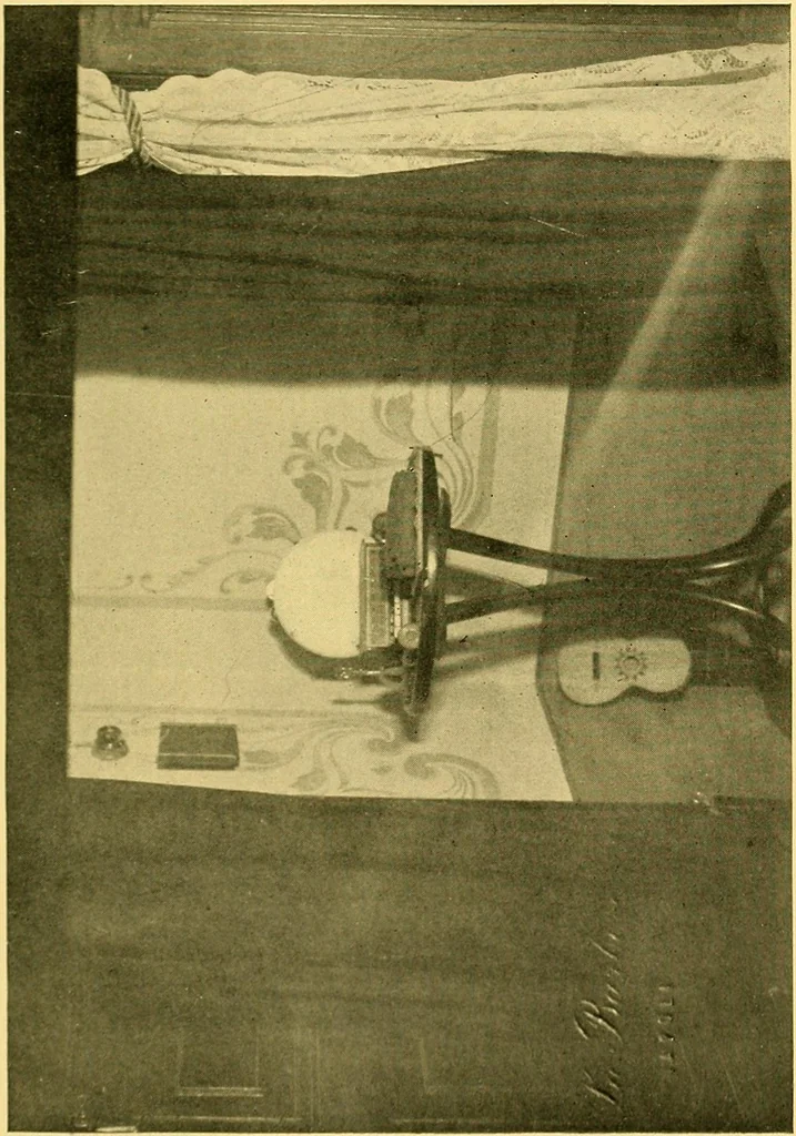 An illustration from Eusapia Palladino and her phenomena, 1909, leaf 54