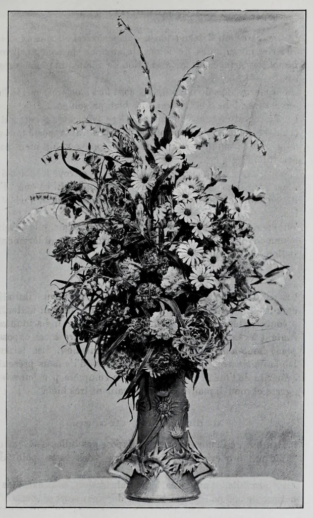 An illustration from Exposition universelle internationale de Liège 1905 : rapports du jury international : classe 84, dentelles, broderies, passementeries et dessins, 1906, leaf 77