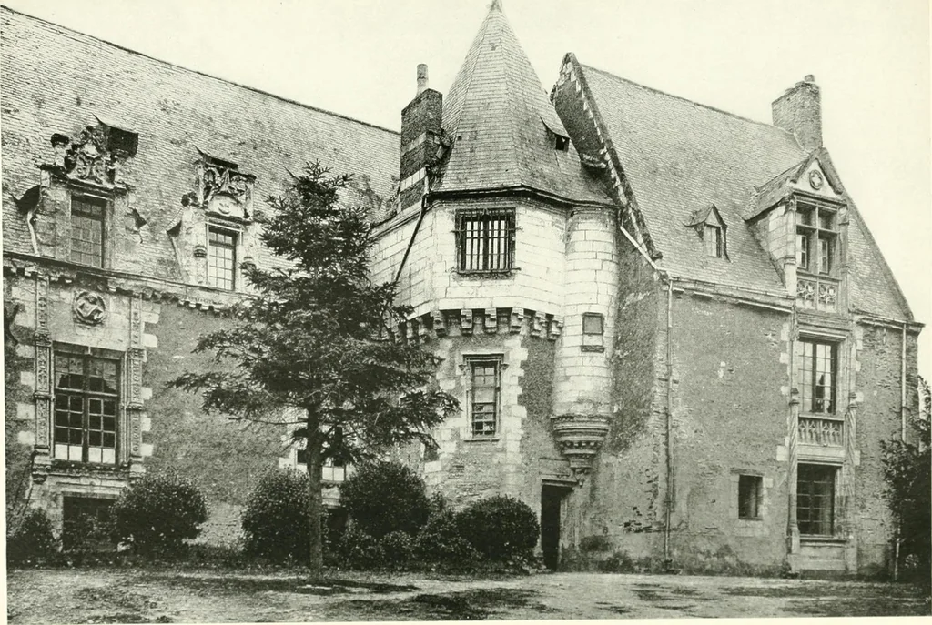 An illustration from Farm houses, manor houses, minor chateaux and small churches : from the eleventh to the sixteenth centuries, in Normandy, Brittany and other parts of France, 1917, leaf 122