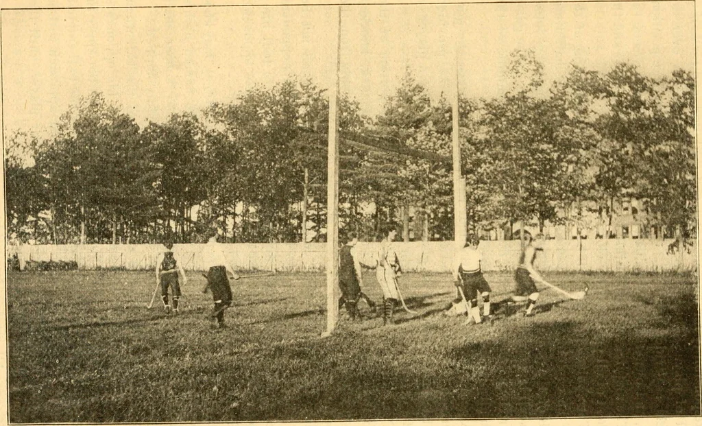 An illustration from The games of lawn hockey, tether ball, golf-croquet, hand tennis, volley ball, hand polo, wicket polo, laws of badminton, drawing room hockey, garden hockey, 1903, leaf 21