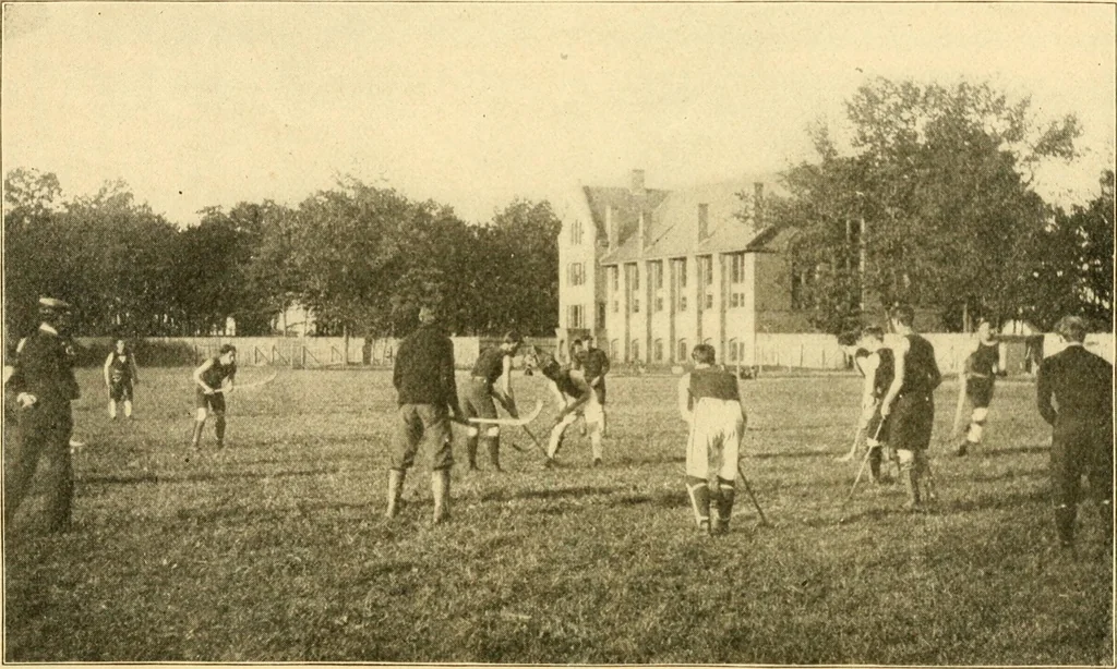 An illustration from The games of lawn hockey, tether ball, golf-croquet, hand tennis, volley ball, hand polo, wicket polo, laws of badminton, drawing room hockey, garden hockey, 1903, leaf 6