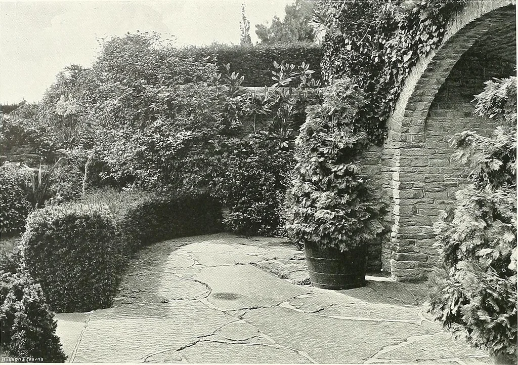 An illustration from Gardens, old and new; the country house & its garden environment, 1900, leaf 135