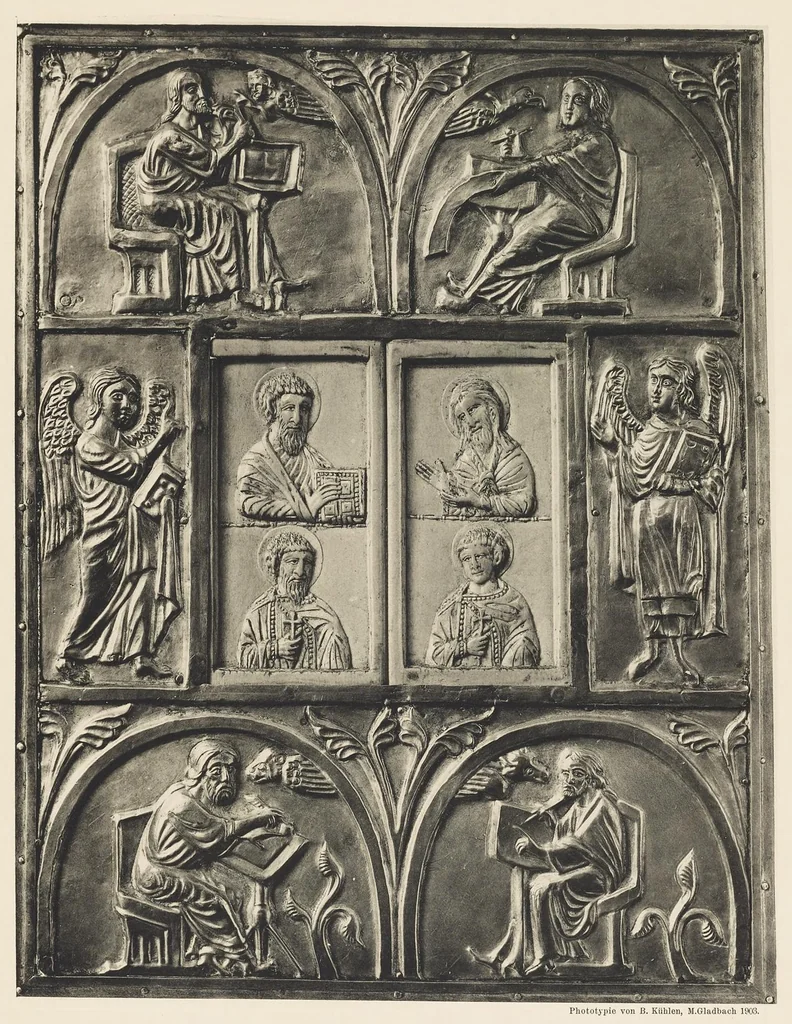 An illustration from Kunstschätze des Aachener Kaiserdomes : Werke der Goldschmiedekunst, Elfenbeinschnitzerei und Textilkunst, 1904, leaf 22