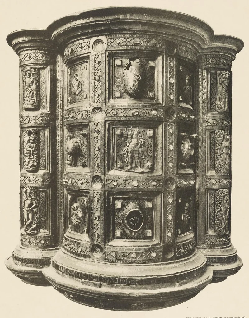An illustration from Kunstschätze des Aachener Kaiserdomes : Werke der Goldschmiedekunst, Elfenbeinschnitzerei und Textilkunst, 1904, leaf 30
