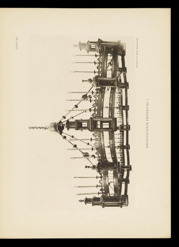 An illustration from Kunstschätze des Aachener Kaiserdomes : Werke der Goldschmiedekunst, Elfenbeinschnitzerei und Textilkunst, 1904, leaf 40