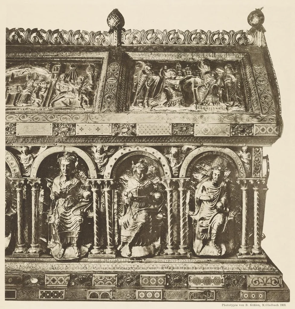 An illustration from Kunstschätze des Aachener Kaiserdomes : Werke der Goldschmiedekunst, Elfenbeinschnitzerei und Textilkunst, 1904, leaf 50