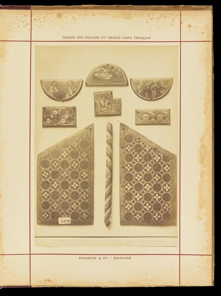 An illustration from Trésor des églises et objets d'art français appartenant aux musées exposés en 1889 au palais du Trocadéro, 1889, leaf 8