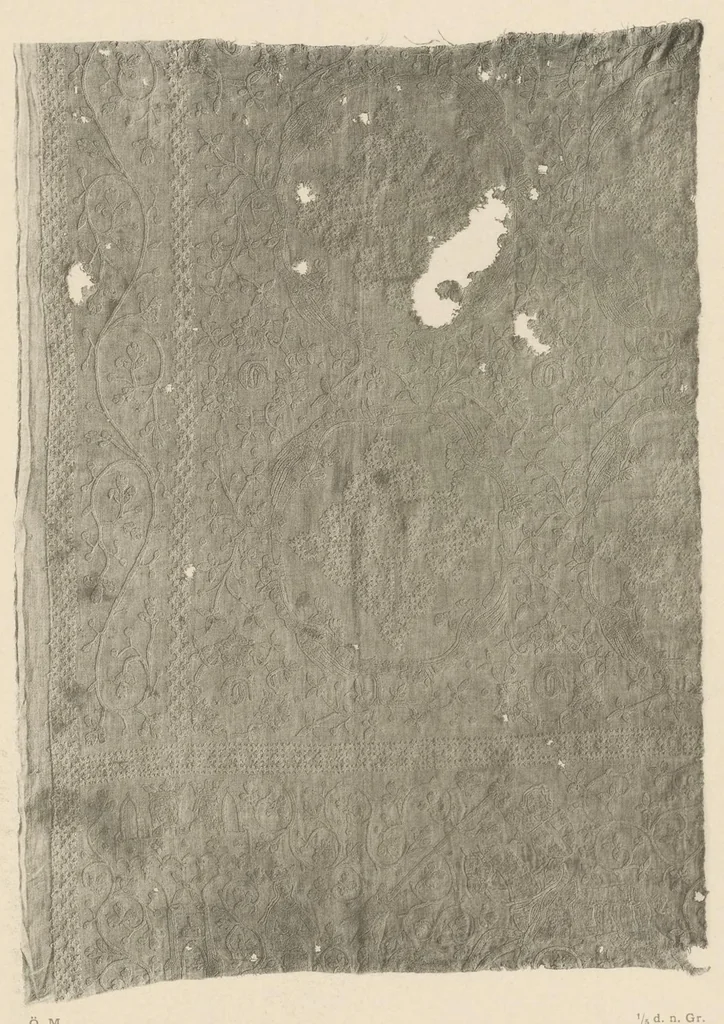 An illustration from Künstlerische entwicklung der weberei und stickerei innerhalb des europäischen kulturkreises von der spätantiken zeit bis zum beginne des XIX. jahrhundertes : mit ausschluss der volkskunst, 1904, leaf 82