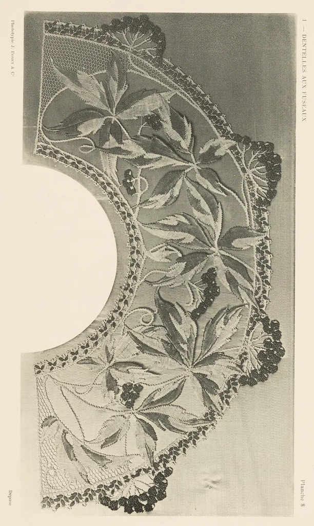An illustration from Les dentelles à la main: dentelles aux fuseaux--dentelles à l'aiguille--dentelles à points mélangés; 135 planches, accompagnées de légendes et précédées de descriptions détaillées des différents points, 1906, leaf 64