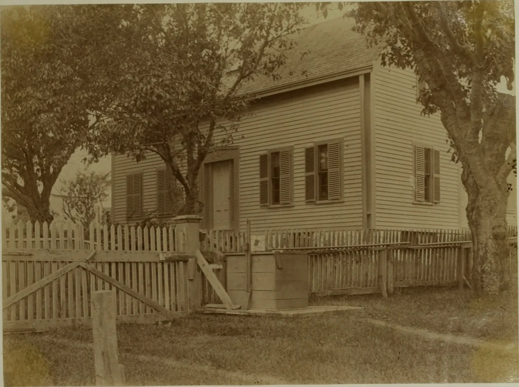 An illustration from Halliday's collection of photographs of colonial and provincial houses, 1628-1775, 1894, leaf 36