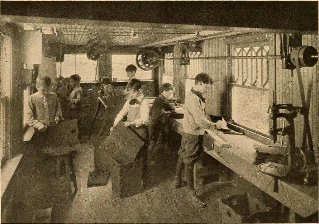 An illustration from Handicraft for handy boys; practical plans for work and play, with many ideas for earning money, 1911, leaf 10