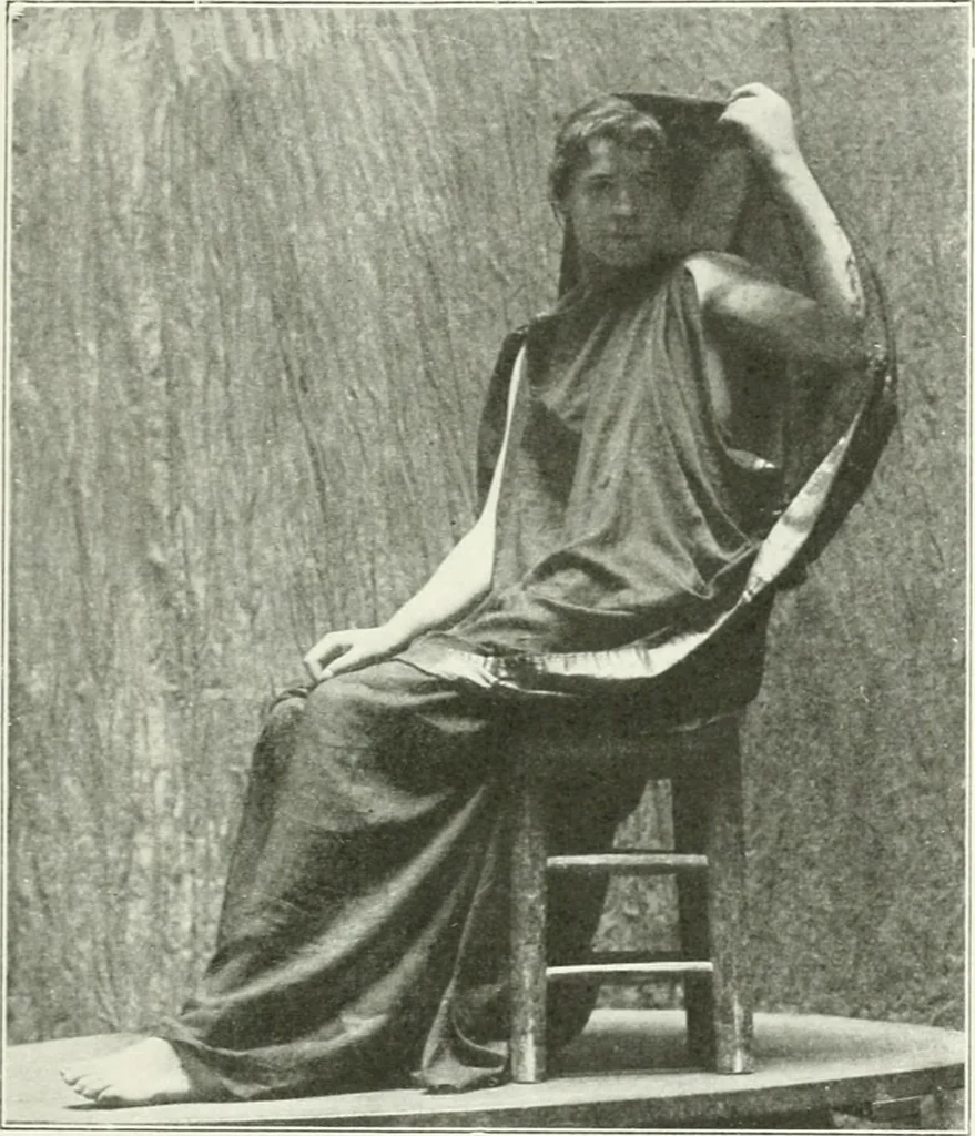 An illustration from Histoire du costume antique d'après des études sur le modèle vivant, 1922, leaf 196