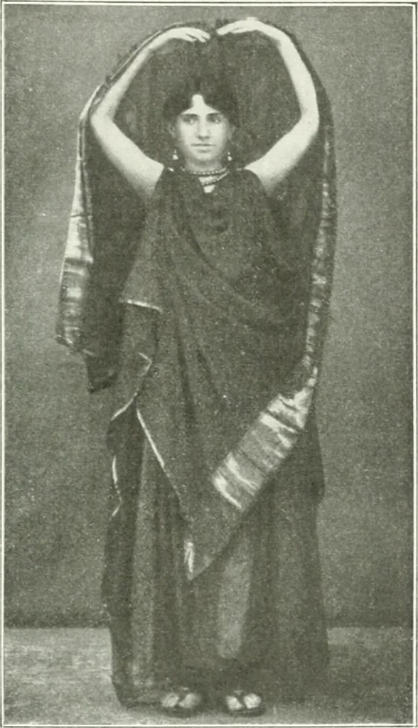 An illustration from Histoire du costume antique d'après des études sur le modèle vivant, 1922, leaf 198
