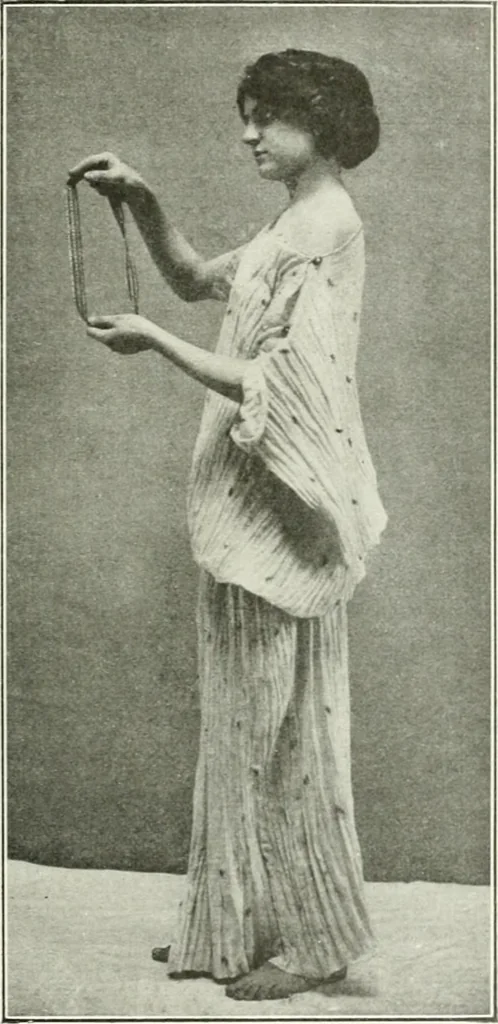 An illustration from Histoire du costume antique d'après des études sur le modèle vivant, 1922, leaf 226