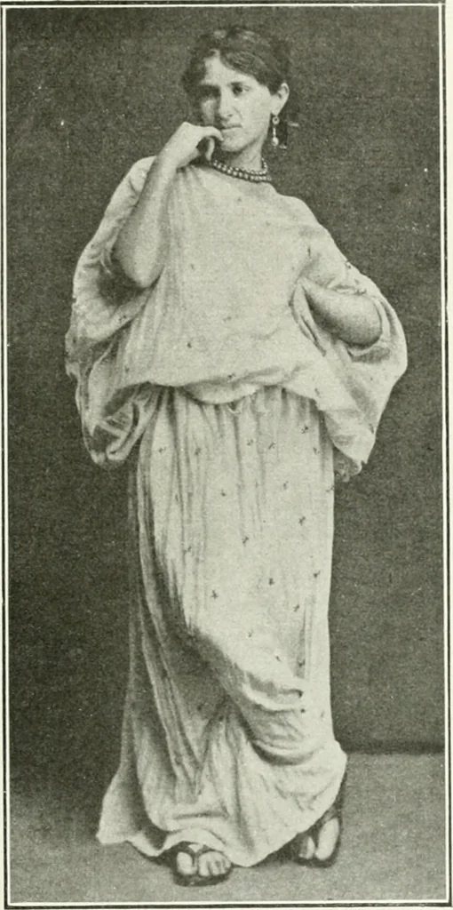 An illustration from Histoire du costume antique d'après des études sur le modèle vivant, 1922, leaf 230