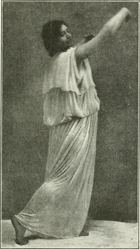 An illustration from Histoire du costume antique d'après des études sur le modèle vivant, 1922, leaf 236