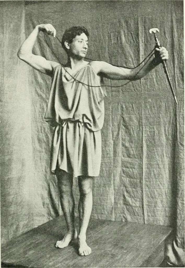 An illustration from Histoire du costume antique d'après des études sur le modèle vivant, 1922, leaf 90