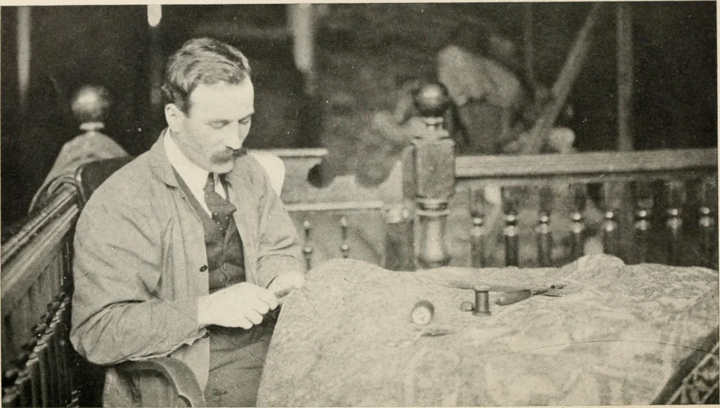 An illustration from Home furnishing; facts and figures about furniture, carpets and rugs, lamps and lighting fixtures, wall papers, window shades and draperies, tapestries, etc., 1913, leaf 84