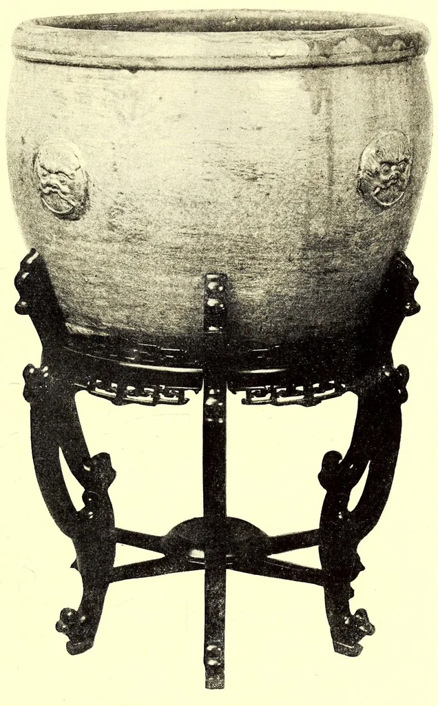 An illustration from Illustrated catalogue of the furniture and embellishments from the Imperial palace, Pekin. Exquisitely wrought gold ornaments from the ceremonial crowns of the former Emperor and Empress of China and numerous other objects of antiquity and distinctive artistic excellence recently : Acquired by the firm of Messrs. Yamanaka & Company, 1917, leaf 93
