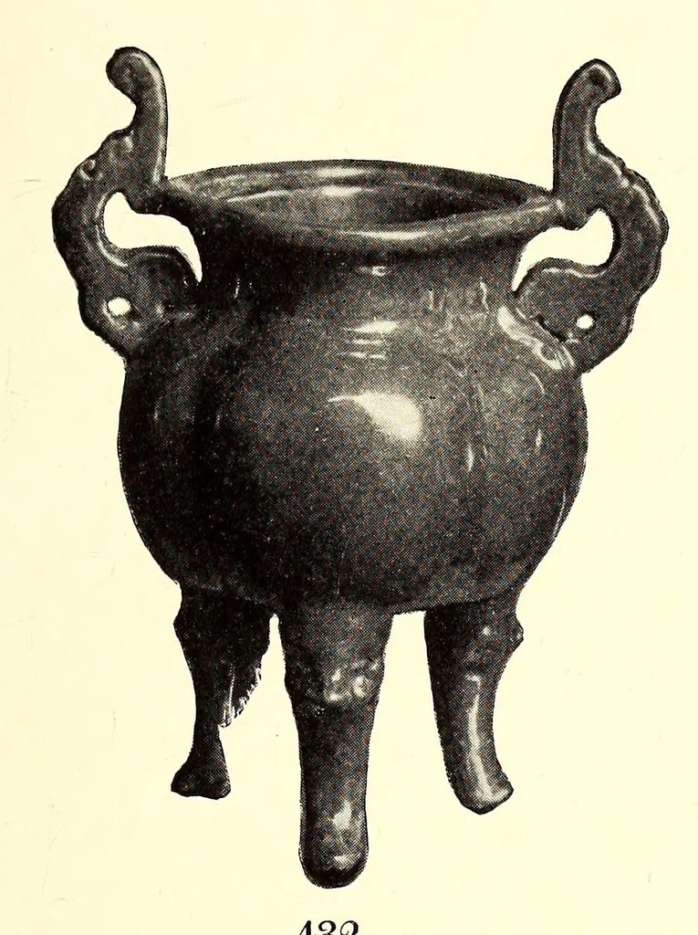 An illustration from Illustrated catalogue of antique oriental porcelains : Collected by an amateur of New York, 1914, leaf 123