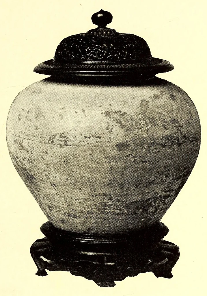 An illustration from Illustrated catalogue of an important collection of ancient Chinese art treasures comprising direct importations and rare specimens from the J. Pierpont Morgan and other famous collections : being the property of the Japanese connoisseur and expert Mr. Kano Oshima, 1918, leaf 167