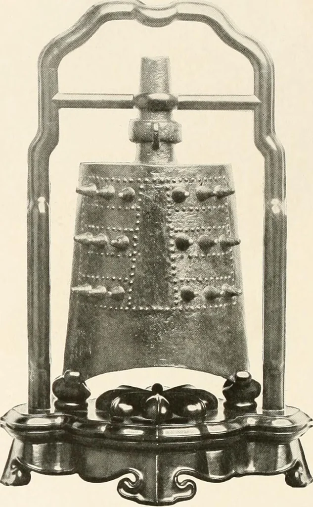 An illustration from Illustrated catalogue of the remarkable collection of ancient Chinese bronzes, beautiful old porcelains, amber and stone carvings, sumptuous eighteenth century brocades, interesting old paintings on glas and fine old carpets, rugs and furniture, from ancient palaces and temples of China comprising the private collection of a Chinese nobleman of Tien-Tsin, 1914, leaf 103