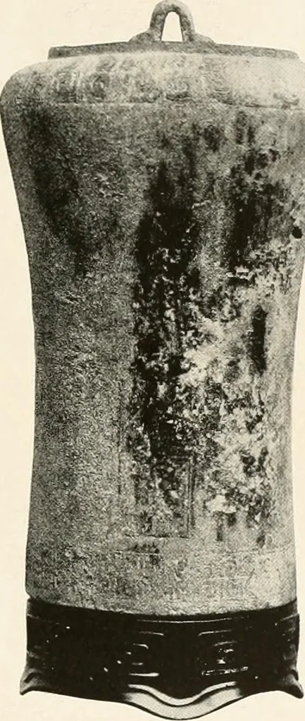 An illustration from Illustrated catalogue of the remarkable collection of ancient Chinese bronzes, beautiful old porcelains, amber and stone carvings, sumptuous eighteenth century brocades, interesting old paintings on glas and fine old carpets, rugs and furniture, from ancient palaces and temples of China comprising the private collection of a Chinese nobleman of Tien-Tsin, 1914, leaf 114