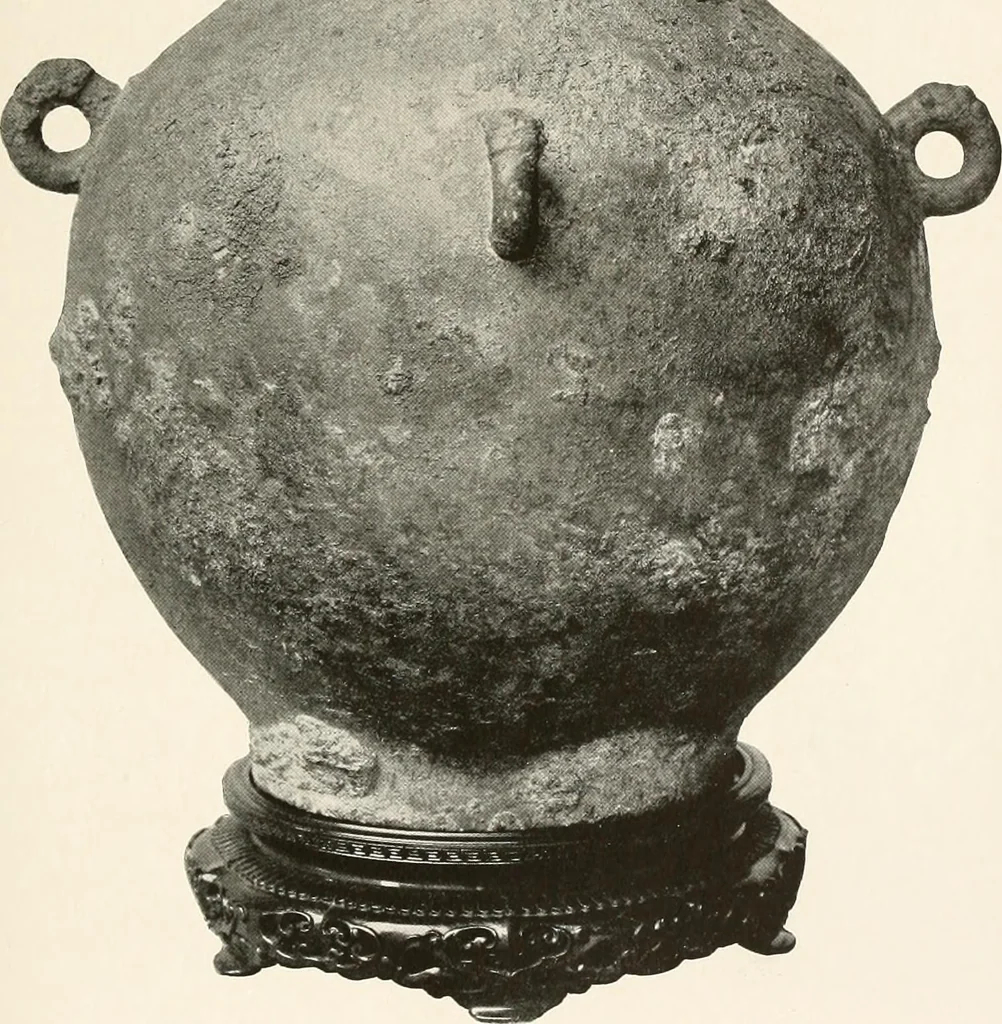An illustration from Illustrated catalogue of the remarkable collection of ancient Chinese bronzes, beautiful old porcelains, amber and stone carvings, sumptuous eighteenth century brocades, interesting old paintings on glas and fine old carpets, rugs and furniture, from ancient palaces and temples of China comprising the private collection of a Chinese nobleman of Tien-Tsin, 1914, leaf 116