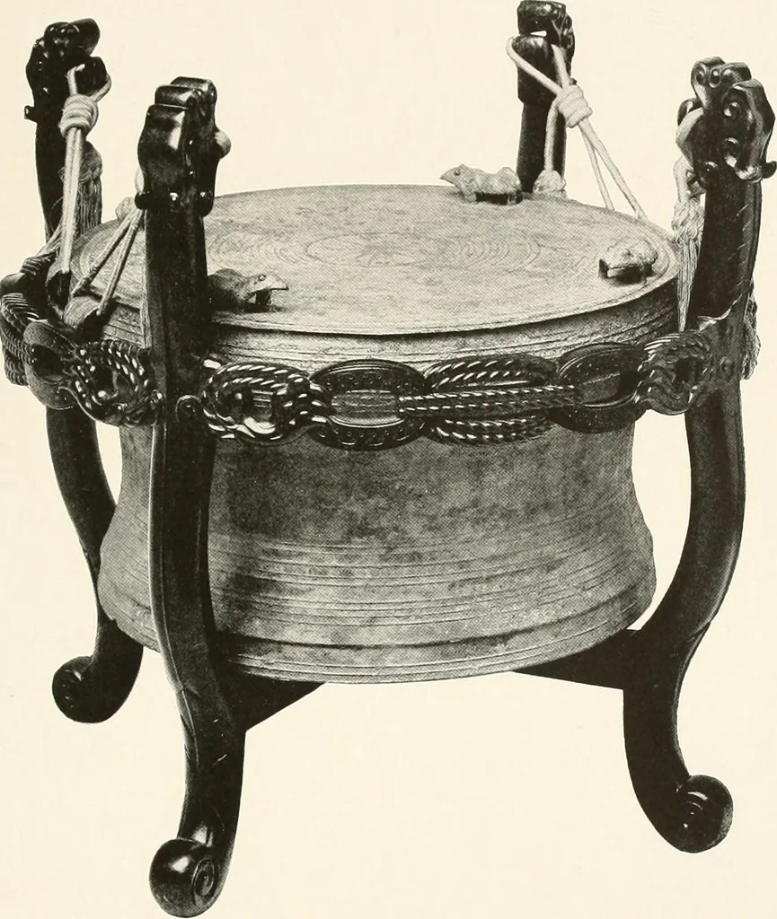 An illustration from Illustrated catalogue of the remarkable collection of ancient Chinese bronzes, beautiful old porcelains, amber and stone carvings, sumptuous eighteenth century brocades, interesting old paintings on glas and fine old carpets, rugs and furniture, from ancient palaces and temples of China comprising the private collection of a Chinese nobleman of Tien-Tsin, 1914, leaf 118