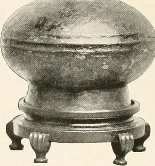 An illustration from Illustrated catalogue of the remarkable collection of ancient Chinese bronzes, beautiful old porcelains, amber and stone carvings, sumptuous eighteenth century brocades, interesting old paintings on glas and fine old carpets, rugs and furniture, from ancient palaces and temples of China comprising the private collection of a Chinese nobleman of Tien-Tsin, 1914, leaf 83