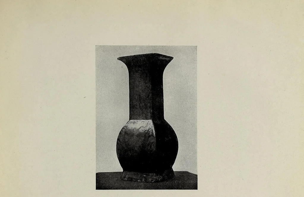 An illustration from The Kélékian collection of ancient Chinese potteries, 1917, leaf 77