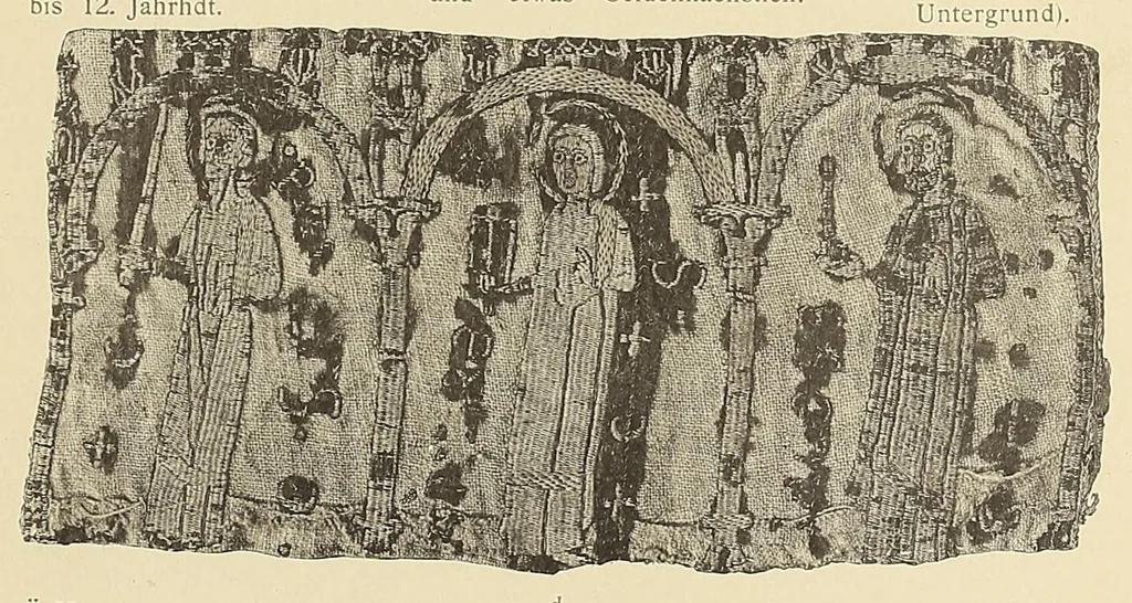 An illustration from Künstlerische Entwicklung der Weberei und Stickerei innerhalb des europäischen Kulturkreises vonder spätantiken Zeit bis zum Beginne des XIX. Jahrhundertes, mit Ausschluss der Volkskunst, 1904, leaf 15