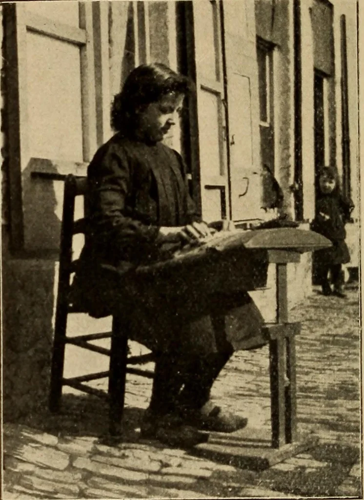 An illustration from La dentelle aux fuseaux, 1921, leaf 9