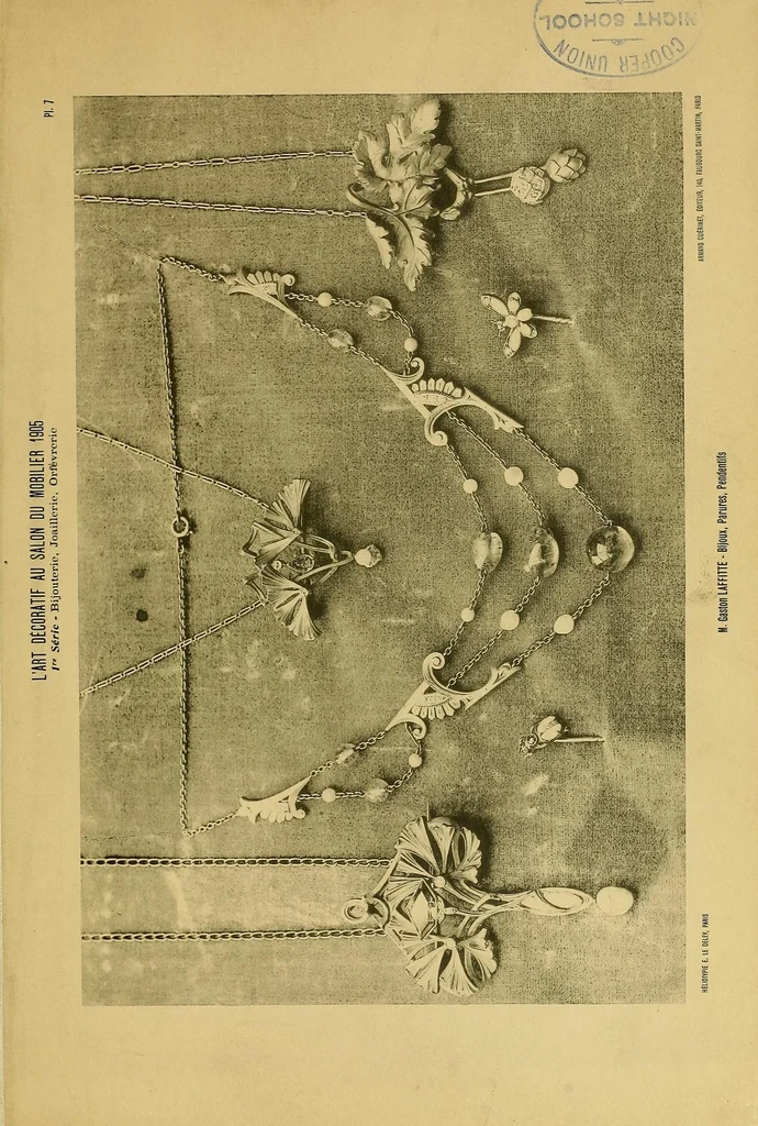 An illustration from L'art décoratif aux salons de 1906 : Société des artistes français, Société nationale des beaux-arts : bijouterie, joaillerie, orfèvrerie, céramique, 1906, leaf 11