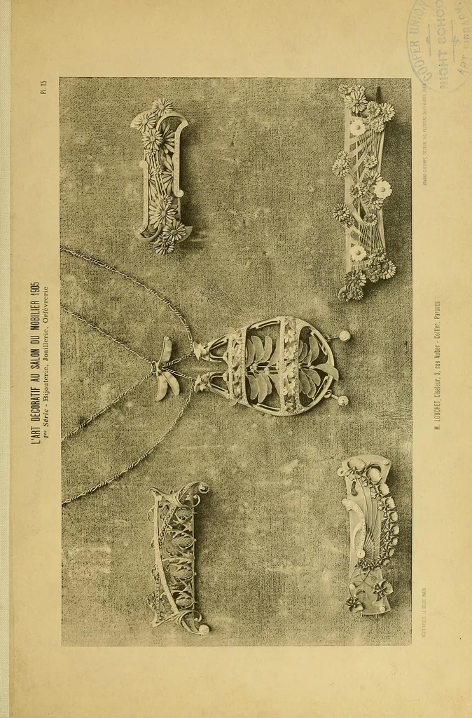 An illustration from L'art décoratif aux salons de 1906 : Société des artistes français, Société nationale des beaux-arts : bijouterie, joaillerie, orfèvrerie, céramique, 1906, leaf 15