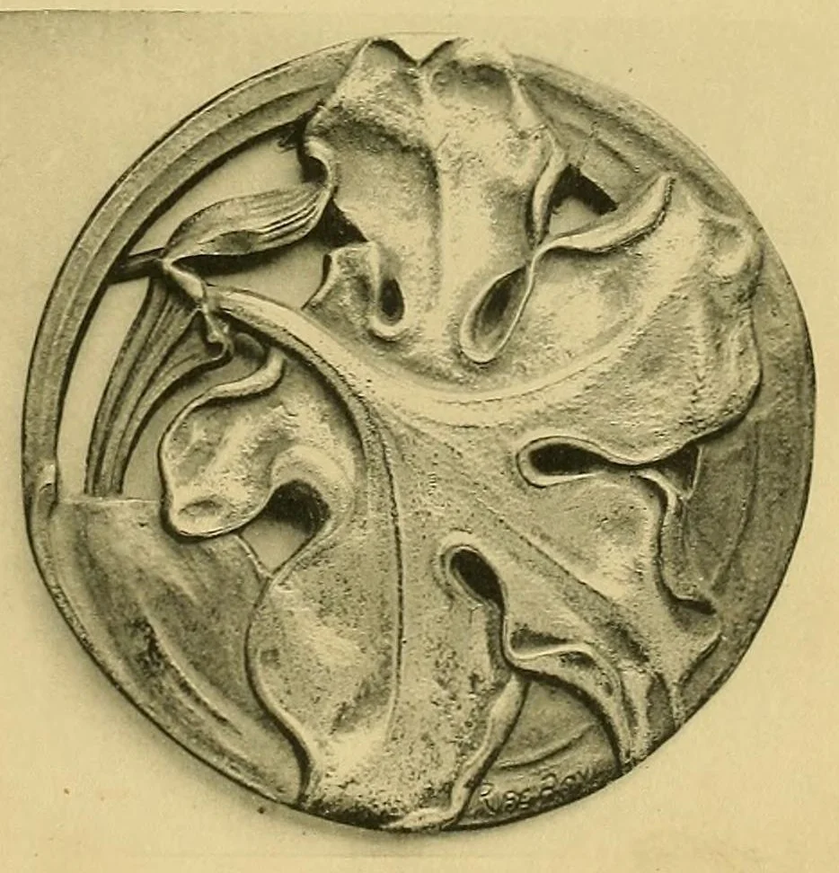 An illustration from L'art décoratif aux salons de 1906 : Société des artistes français, Société nationale des beaux-arts : bijouterie, joaillerie, orfèvrerie, céramique, 1906, leaf 39