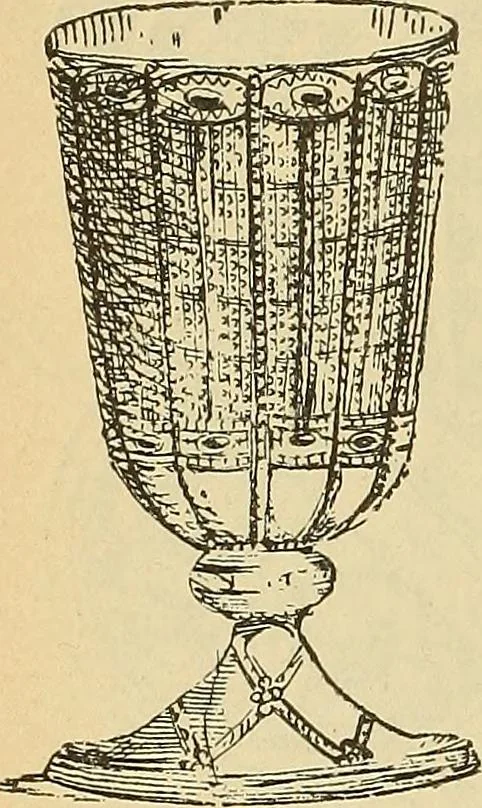 An illustration from L'arte nell'industria : lavori di legno e pastiglia, lavori di metallo, lavori di pietra, marmo, alabastro, ceramica, musaico, vetro, lavori di osso e avorio, lavori tessili, carte da parati e cuoi decorati, ricami, pizzi, cartelloni, stampe, ecc., 1907, leaf 239