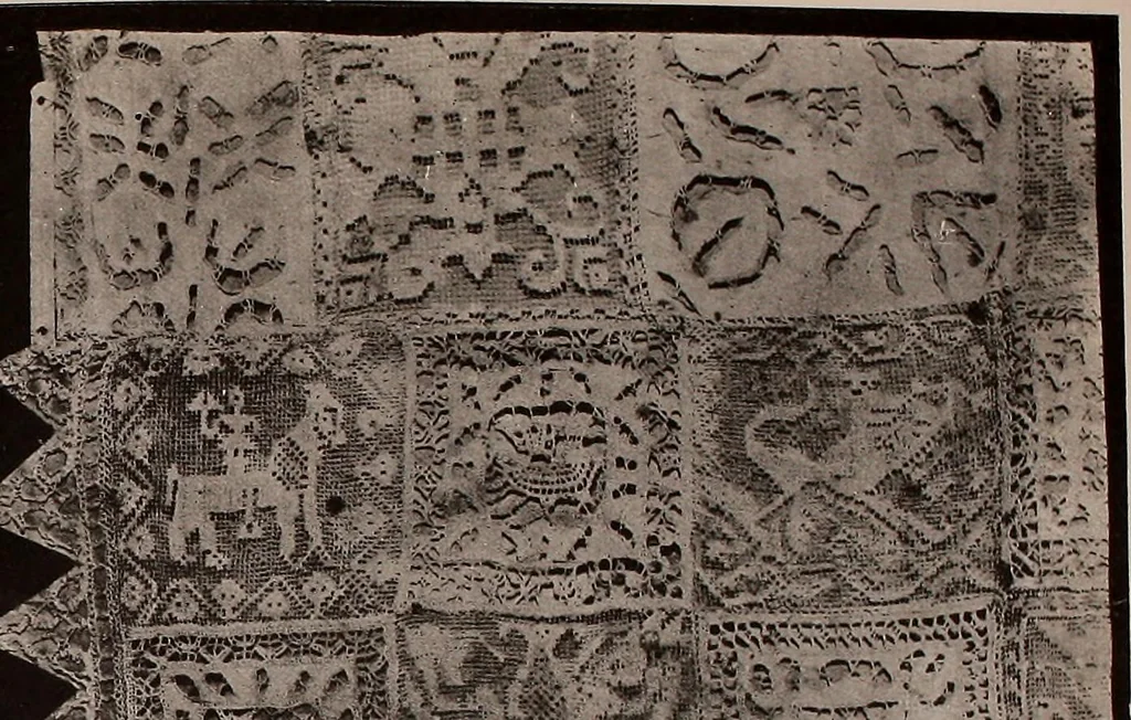 An illustration from L'arte nell'industria : lavori di legno e pastiglia, lavori di metallo, lavori di pietra, marmo, alabastro, ceramica, musaico, vetro, lavori di osso e avorio, lavori tessili, carte da parati e cuoi decorati, ricami, pizzi, cartelloni, stampe, ecc., 1907, leaf 214