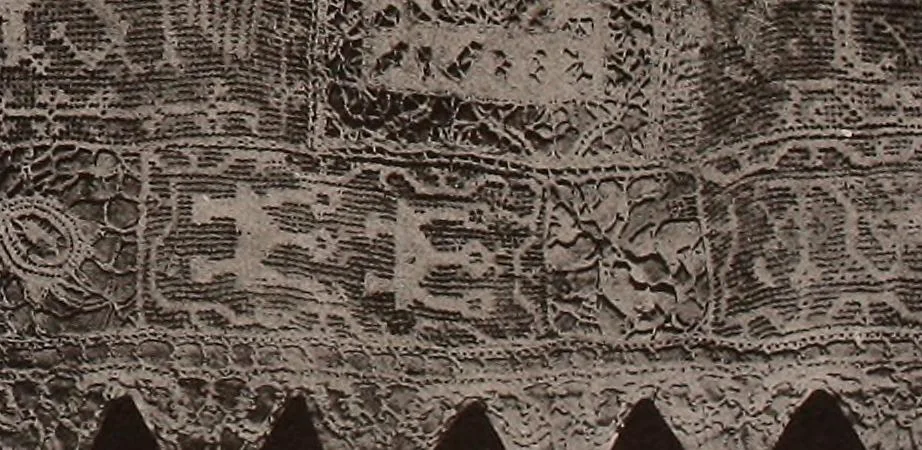 An illustration from L'arte nell'industria : lavori di legno e pastiglia, lavori di metallo, lavori di pietra, marmo, alabastro, ceramica, musaico, vetro, lavori di osso e avorio, lavori tessili, carte da parati e cuoi decorati, ricami, pizzi, cartelloni, stampe, ecc., 1907, leaf 214