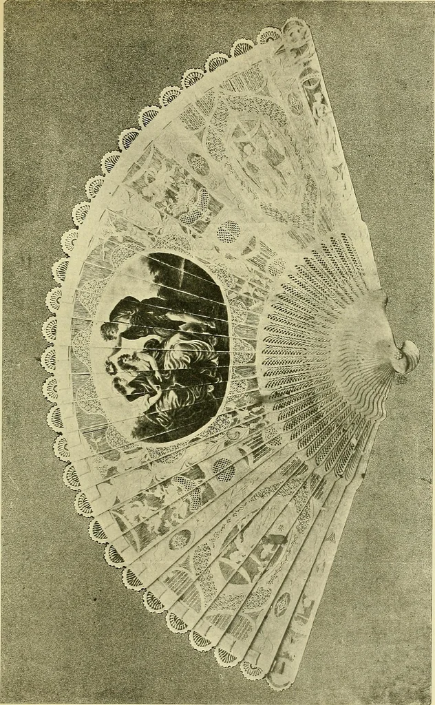 An illustration from L'arte nell'industria : lavori di legno e pastiglia, lavori di metallo, lavori di pietra, marmo, alabastro, ceramica, musaico, vetro, lavori di osso e avorio, lavori tessili, carte da parati e cuoi decorati, ricami, pizzi, cartelloni, stampe, ecc., 1907, leaf 370