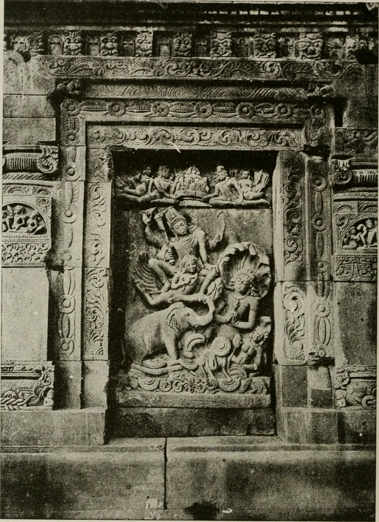 An illustration from La sculpture hindoue. Traduction de Paul Budry, 1922, leaf 121