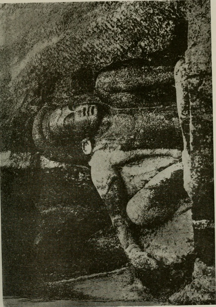 An illustration from La sculpture hindoue. Traduction de Paul Budry, 1922, leaf 240