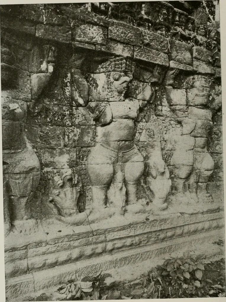 An illustration from La sculpture hindoue. Traduction de Paul Budry, 1922, leaf 247