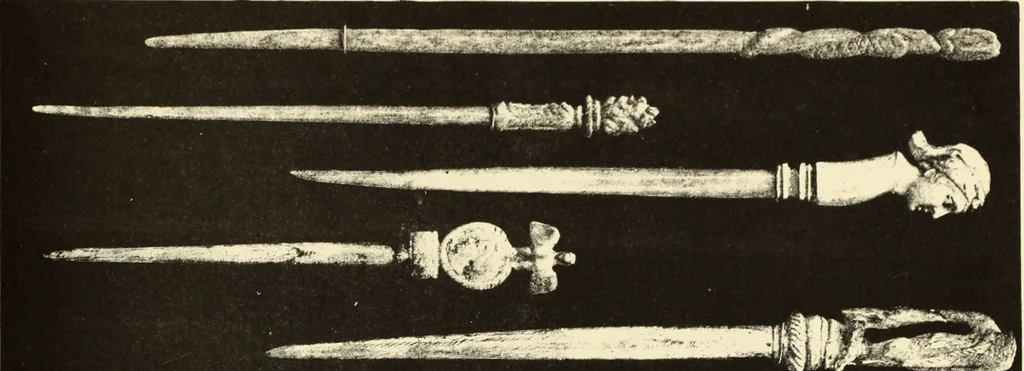 An illustration from La toilette chez les Romaines au temps des empereurs; étude des principaux objets de toilette en os trouvés dans les fouilles de la nécropole de Trion & du coteau de Fourvière, 1888, leaf 44